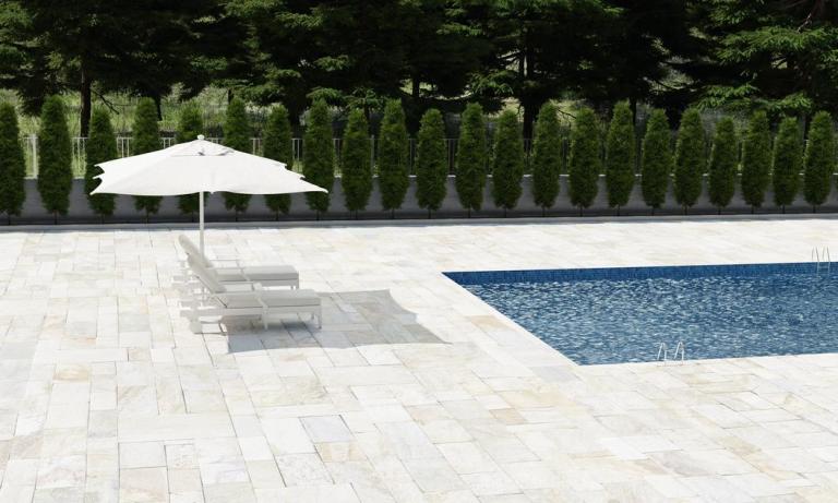 Aménagement d'une plage de piscine : matériaux et conseils